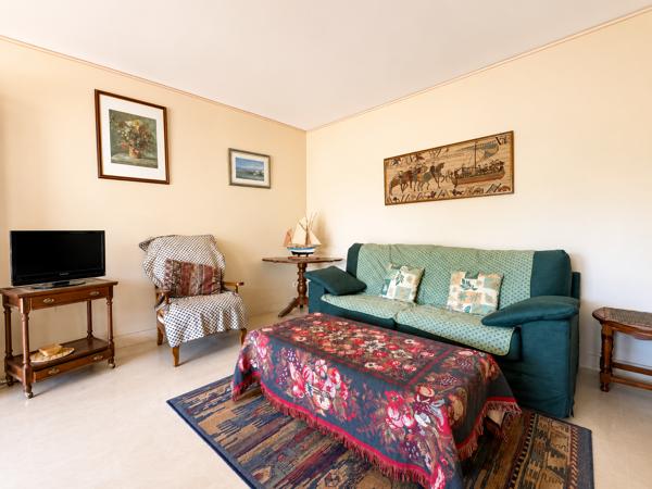 Appartement
         2 pièces
        - 57 m² 365 000 € *