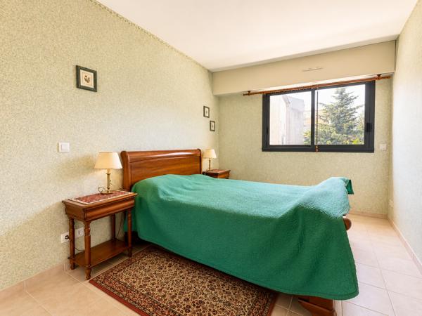 Appartement
         2 pièces
        - 57 m² 365 000 € *