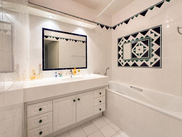 Appartement
         2 pièces
        - 57 m² 365 000 € *