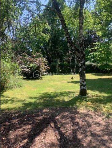 Situé sur la commune de Mont-de-Marsan dans un environnement calme proche des commodités
Terrain plat, boisé, clôturé sur 3 côtés avec portail d'accès.
Libre de constructeur pour lequel vous développer votre projet de construction.
Viabilisation partielle (téléphone et électricité) sont en limite de propriété, le tout à l'égout à quelques mètres.

Contacter Héléna RONDINAUD : 06.33.11.34.40