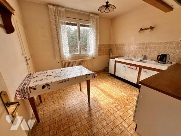 Proche gare de Villeneuve sur Yonne, pavillon sur sous-sol  surélevé comprenant au rez-de-chaus...