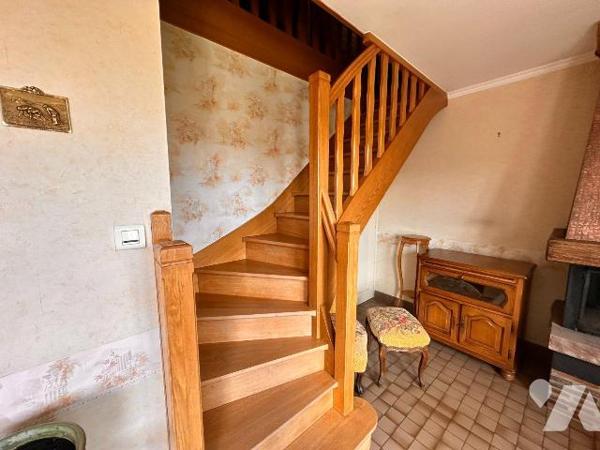 Proche gare de Villeneuve sur Yonne, pavillon sur sous-sol  surélevé comprenant au rez-de-chaus...