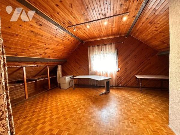 Proche gare de Villeneuve sur Yonne, pavillon sur sous-sol  surélevé comprenant au rez-de-chaus...