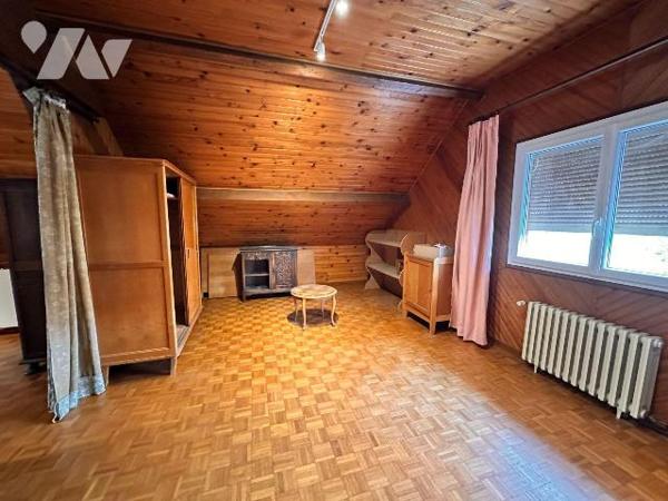 Proche gare de Villeneuve sur Yonne, pavillon sur sous-sol  surélevé comprenant au rez-de-chaus...