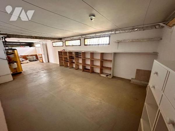 Proche gare de Villeneuve sur Yonne, pavillon sur sous-sol  surélevé comprenant au rez-de-chaus...