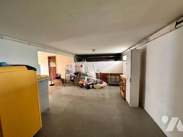 Proche gare de Villeneuve sur Yonne, pavillon sur sous-sol  surélevé comprenant au rez-de-chaus...