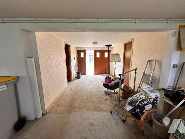 Proche gare de Villeneuve sur Yonne, pavillon sur sous-sol  surélevé comprenant au rez-de-chaus...