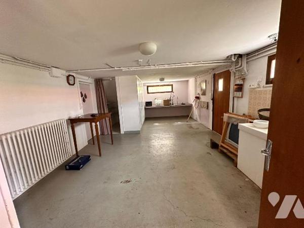 Proche gare de Villeneuve sur Yonne, pavillon sur sous-sol  surélevé comprenant au rez-de-chaus...