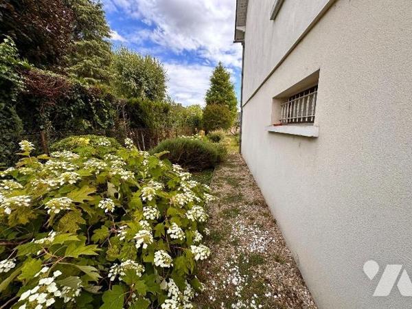 Proche gare de Villeneuve sur Yonne, pavillon sur sous-sol  surélevé comprenant au rez-de-chaus...
