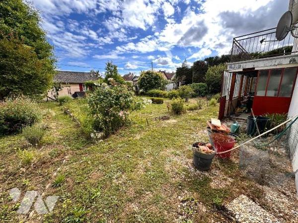 Proche gare de Villeneuve sur Yonne, pavillon sur sous-sol  surélevé comprenant au rez-de-chaus...