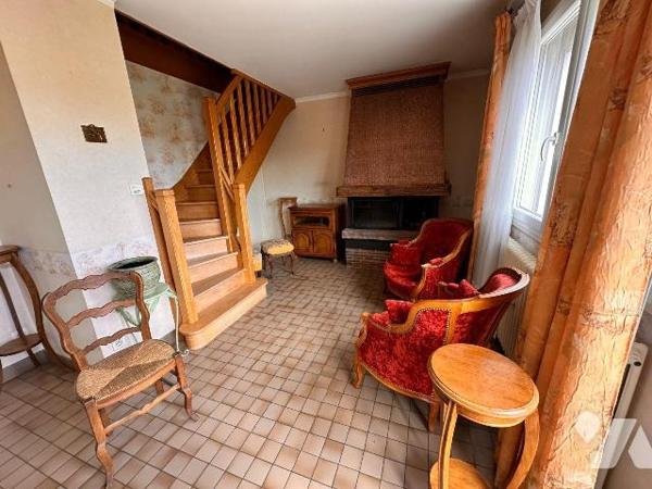 Proche gare de Villeneuve sur Yonne, pavillon sur sous-sol  surélevé comprenant au rez-de-chaus...