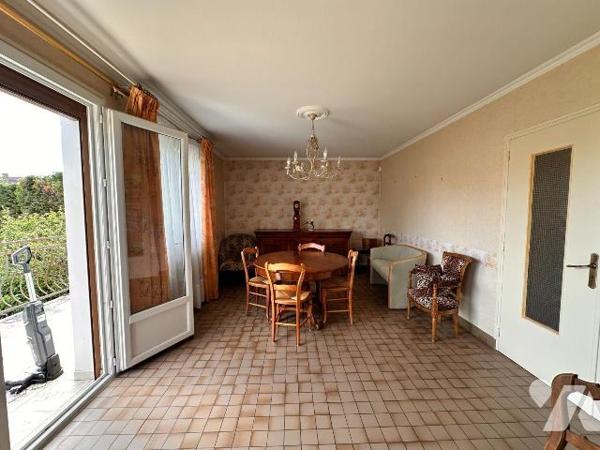 Proche gare de Villeneuve sur Yonne, pavillon sur sous-sol  surélevé comprenant au rez-de-chaus...