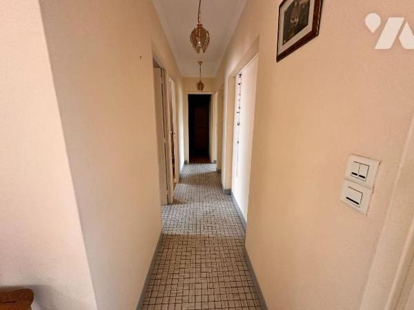 Proche gare de Villeneuve sur Yonne, pavillon sur sous-sol  surélevé comprenant au rez-de-chaus...