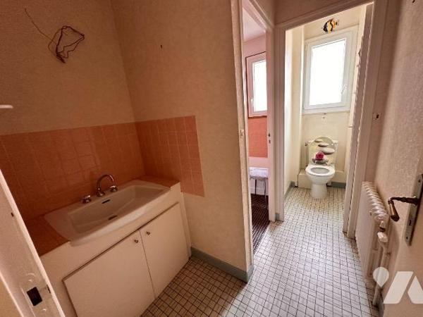 Proche gare de Villeneuve sur Yonne, pavillon sur sous-sol  surélevé comprenant au rez-de-chaus...