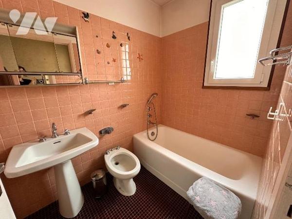 Proche gare de Villeneuve sur Yonne, pavillon sur sous-sol  surélevé comprenant au rez-de-chaus...