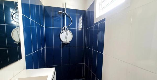 Maison de rapport composé d'un T3 & d'un T3, surface 184m² à Les Abymes