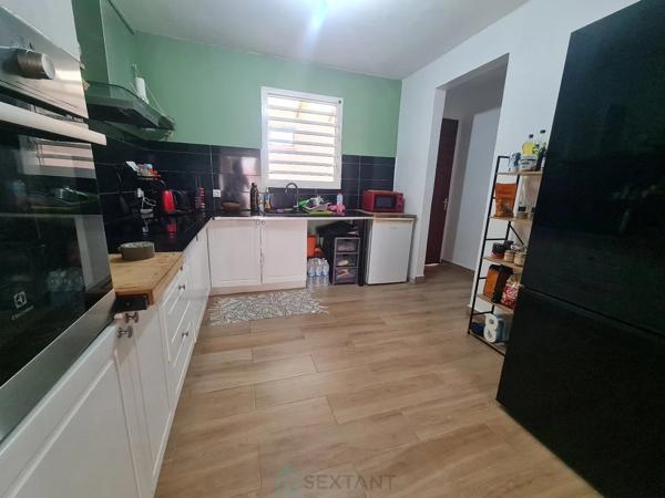 Maison de rapport composé d'un T3 & d'un T3, surface 184m² à Les Abymes