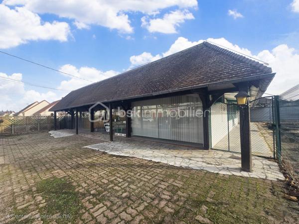 Local d activites de 825 m²