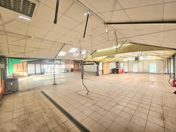 Local d activites de 825 m²
