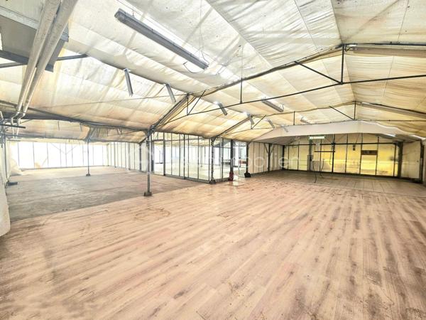 Local d activites de 825 m²