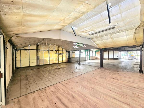 Local d activites de 825 m²