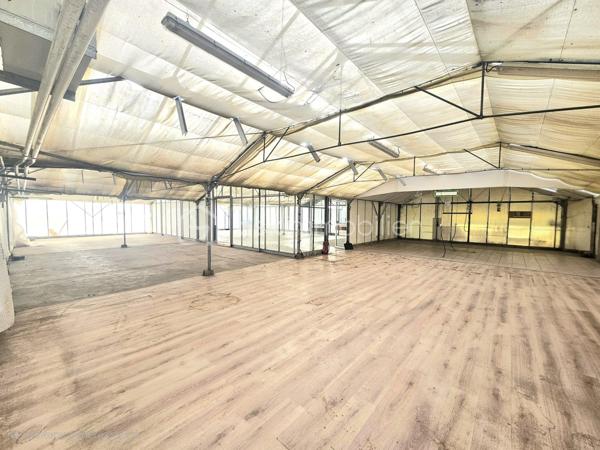 Local d activites de 825 m²