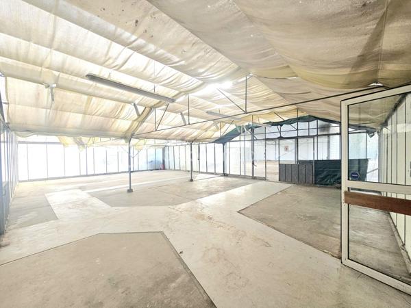 Local d activites de 825 m²