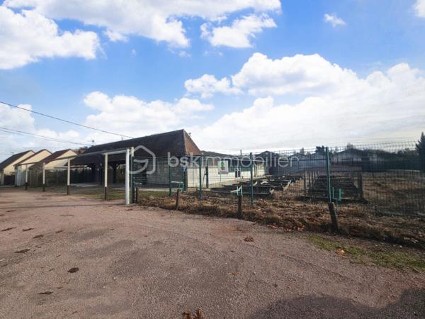 Local d activites de 825 m²