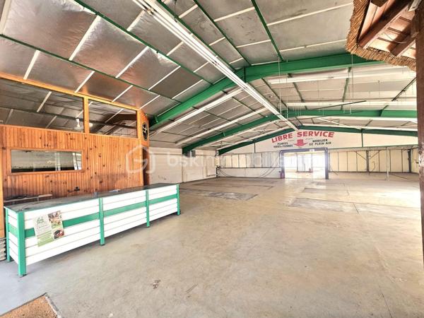 Local d activites de 825 m²