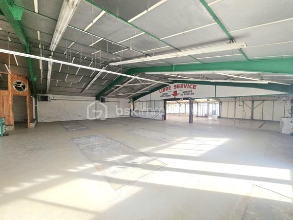 Local d activites de 825 m²