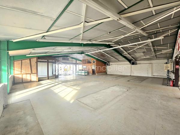 Local d activites de 825 m²