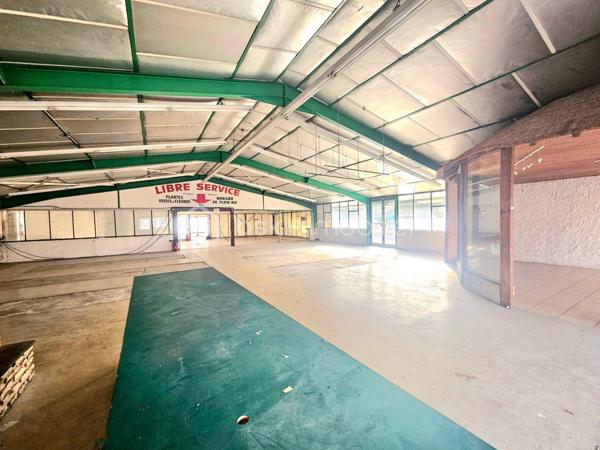 Local d activites de 825 m²