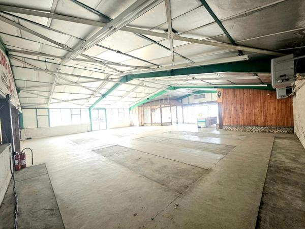 Local d activites de 825 m²