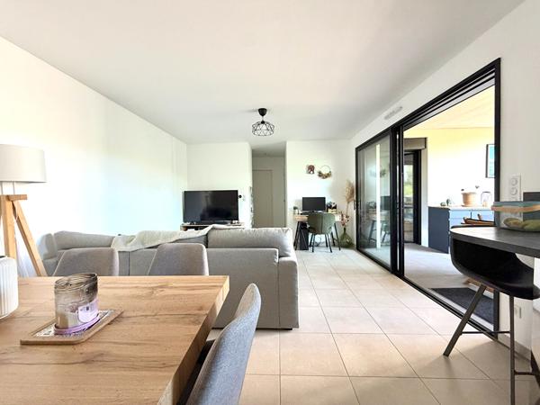 T2 ultra moderne de 54 m² avec grande terrasse, vue sur parc et parking couvert privatif