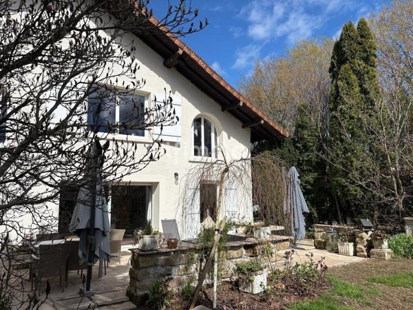 Maison de caractère avec gîte, piscine - terrain constructible