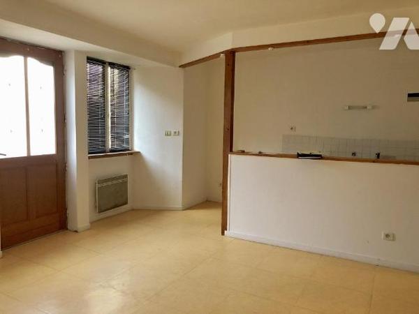 CROSMIERES : IMMEUBLE COMPRENANT TROIS LOGEMENTS LOUES 