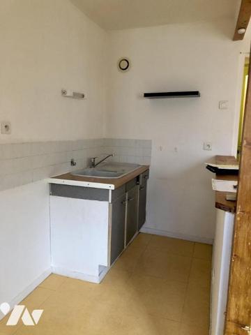 CROSMIERES : IMMEUBLE COMPRENANT TROIS LOGEMENTS LOUES 