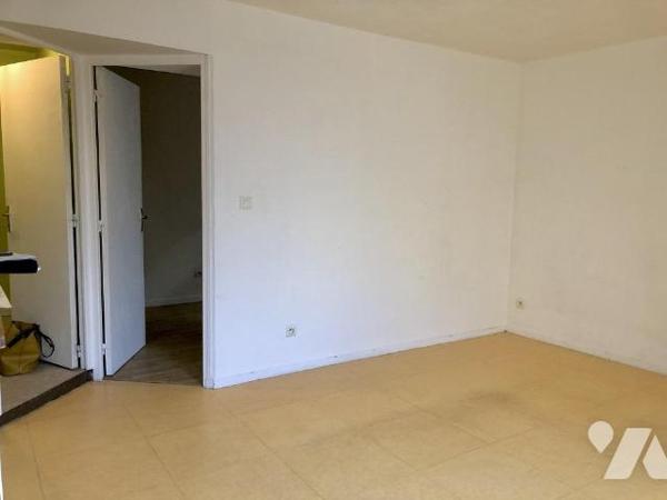 CROSMIERES : IMMEUBLE COMPRENANT TROIS LOGEMENTS LOUES 