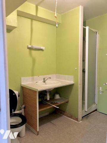 CROSMIERES : IMMEUBLE COMPRENANT TROIS LOGEMENTS LOUES 