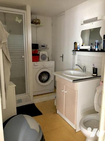 CROSMIERES : IMMEUBLE COMPRENANT TROIS LOGEMENTS LOUES 