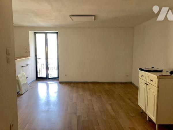 CROSMIERES : IMMEUBLE COMPRENANT TROIS LOGEMENTS LOUES 