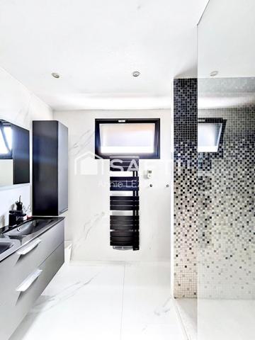 Maison contemporaine lumineuse et intelligente, au calme absolu en secteur recherché, avec prestations haut de gamme et excellent confort énergétique.