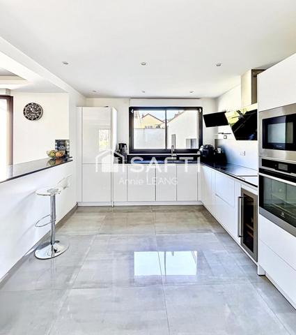 Maison contemporaine lumineuse et intelligente, au calme absolu en secteur recherché, avec prestations haut de gamme et excellent confort énergétique.