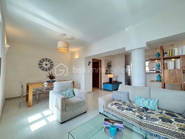 Offrez-vous un cadre de vie unique au cœur de Bonifacio. Découvrez ce superbe appartement lumineux de 2 suites parentales, offrant une vue panoramique imprenable sur la Méditerranée. Un bien alliant élégance, confort et emplacement privilégié, idéal en résidence principale, secondaire ou pour un investissement locatif haut de gamme.

Les atouts qui font la différence

✨ Vue exceptionnelle sur la mer depuis les pièces de vie et une des suites..

🛁 2 salles de bain modernes pour un confort optimal.

🍽️ Cuisine entièrement équipée, ouverte sur un spacieux séjour baigné de lumière.

🌅 Grand espace de vie avec larges baies vitrées offrant un panorama spectaculaire.

🧺 Climatisation, lave-linge, sèche-linge, nombreux équipements : aucun travaux à prévoir.

📍 Emplacement recherché, au coeur de la citadelle, proche du port, des restaurants, des commerces et des plus belles plages de Bonifacio.

Un véritable investissement

Que vous recherchiez un pied-à-terre en Corse ou un bien à forte rentabilité saisonnière, cet appartement répond à toutes les attentes grâce à son emplacement exceptionnel et à ses prestations de qualité.

En exclusivité : possibilité d'acquérir une cave

Un véritable atout supplémentaire : une cave située juste en face de l'appartement est également proposée à la vente. Idéale pour stocker vélos, matériel nautique, valises ou effets personnels, elle apporte un confort rare en centre-ville.

Ne laissez pas passer cette opportunité !

Les biens offrant une telle vue et une telle localisation sont particulièrement recherchés à Bonifacio.

Contactez-nous dès aujourd'hui pour organiser une visite et découvrir ce bien d'exception.