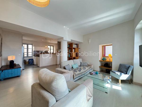 Offrez-vous un cadre de vie unique au cœur de Bonifacio. Découvrez ce superbe appartement lumineux de 2 suites parentales, offrant une vue panoramique imprenable sur la Méditerranée. Un bien alliant élégance, confort et emplacement privilégié, idéal en résidence principale, secondaire ou pour un investissement locatif haut de gamme.

Les atouts qui font la différence

✨ Vue exceptionnelle sur la mer depuis les pièces de vie et une des suites..

🛁 2 salles de bain modernes pour un confort optimal.

🍽️ Cuisine entièrement équipée, ouverte sur un spacieux séjour baigné de lumière.

🌅 Grand espace de vie avec larges baies vitrées offrant un panorama spectaculaire.

🧺 Climatisation, lave-linge, sèche-linge, nombreux équipements : aucun travaux à prévoir.

📍 Emplacement recherché, au coeur de la citadelle, proche du port, des restaurants, des commerces et des plus belles plages de Bonifacio.

Un véritable investissement

Que vous recherchiez un pied-à-terre en Corse ou un bien à forte rentabilité saisonnière, cet appartement répond à toutes les attentes grâce à son emplacement exceptionnel et à ses prestations de qualité.

En exclusivité : possibilité d'acquérir une cave

Un véritable atout supplémentaire : une cave située juste en face de l'appartement est également proposée à la vente. Idéale pour stocker vélos, matériel nautique, valises ou effets personnels, elle apporte un confort rare en centre-ville.

Ne laissez pas passer cette opportunité !

Les biens offrant une telle vue et une telle localisation sont particulièrement recherchés à Bonifacio.

Contactez-nous dès aujourd'hui pour organiser une visite et découvrir ce bien d'exception.