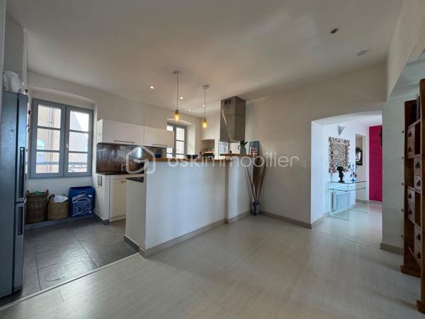 Offrez-vous un cadre de vie unique au cœur de Bonifacio. Découvrez ce superbe appartement lumineux de 2 suites parentales, offrant une vue panoramique imprenable sur la Méditerranée. Un bien alliant élégance, confort et emplacement privilégié, idéal en résidence principale, secondaire ou pour un investissement locatif haut de gamme.

Les atouts qui font la différence

✨ Vue exceptionnelle sur la mer depuis les pièces de vie et une des suites..

🛁 2 salles de bain modernes pour un confort optimal.

🍽️ Cuisine entièrement équipée, ouverte sur un spacieux séjour baigné de lumière.

🌅 Grand espace de vie avec larges baies vitrées offrant un panorama spectaculaire.

🧺 Climatisation, lave-linge, sèche-linge, nombreux équipements : aucun travaux à prévoir.

📍 Emplacement recherché, au coeur de la citadelle, proche du port, des restaurants, des commerces et des plus belles plages de Bonifacio.

Un véritable investissement

Que vous recherchiez un pied-à-terre en Corse ou un bien à forte rentabilité saisonnière, cet appartement répond à toutes les attentes grâce à son emplacement exceptionnel et à ses prestations de qualité.

En exclusivité : possibilité d'acquérir une cave

Un véritable atout supplémentaire : une cave située juste en face de l'appartement est également proposée à la vente. Idéale pour stocker vélos, matériel nautique, valises ou effets personnels, elle apporte un confort rare en centre-ville.

Ne laissez pas passer cette opportunité !

Les biens offrant une telle vue et une telle localisation sont particulièrement recherchés à Bonifacio.

Contactez-nous dès aujourd'hui pour organiser une visite et découvrir ce bien d'exception.