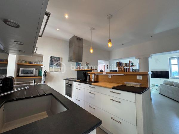 Offrez-vous un cadre de vie unique au cœur de Bonifacio. Découvrez ce superbe appartement lumineux de 2 suites parentales, offrant une vue panoramique imprenable sur la Méditerranée. Un bien alliant élégance, confort et emplacement privilégié, idéal en résidence principale, secondaire ou pour un investissement locatif haut de gamme.

Les atouts qui font la différence

✨ Vue exceptionnelle sur la mer depuis les pièces de vie et une des suites..

🛁 2 salles de bain modernes pour un confort optimal.

🍽️ Cuisine entièrement équipée, ouverte sur un spacieux séjour baigné de lumière.

🌅 Grand espace de vie avec larges baies vitrées offrant un panorama spectaculaire.

🧺 Climatisation, lave-linge, sèche-linge, nombreux équipements : aucun travaux à prévoir.

📍 Emplacement recherché, au coeur de la citadelle, proche du port, des restaurants, des commerces et des plus belles plages de Bonifacio.

Un véritable investissement

Que vous recherchiez un pied-à-terre en Corse ou un bien à forte rentabilité saisonnière, cet appartement répond à toutes les attentes grâce à son emplacement exceptionnel et à ses prestations de qualité.

En exclusivité : possibilité d'acquérir une cave

Un véritable atout supplémentaire : une cave située juste en face de l'appartement est également proposée à la vente. Idéale pour stocker vélos, matériel nautique, valises ou effets personnels, elle apporte un confort rare en centre-ville.

Ne laissez pas passer cette opportunité !

Les biens offrant une telle vue et une telle localisation sont particulièrement recherchés à Bonifacio.

Contactez-nous dès aujourd'hui pour organiser une visite et découvrir ce bien d'exception.