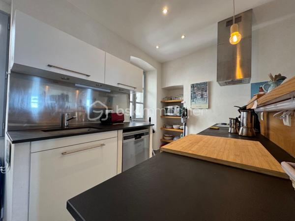 Offrez-vous un cadre de vie unique au cœur de Bonifacio. Découvrez ce superbe appartement lumineux de 2 suites parentales, offrant une vue panoramique imprenable sur la Méditerranée. Un bien alliant élégance, confort et emplacement privilégié, idéal en résidence principale, secondaire ou pour un investissement locatif haut de gamme.

Les atouts qui font la différence

✨ Vue exceptionnelle sur la mer depuis les pièces de vie et une des suites..

🛁 2 salles de bain modernes pour un confort optimal.

🍽️ Cuisine entièrement équipée, ouverte sur un spacieux séjour baigné de lumière.

🌅 Grand espace de vie avec larges baies vitrées offrant un panorama spectaculaire.

🧺 Climatisation, lave-linge, sèche-linge, nombreux équipements : aucun travaux à prévoir.

📍 Emplacement recherché, au coeur de la citadelle, proche du port, des restaurants, des commerces et des plus belles plages de Bonifacio.

Un véritable investissement

Que vous recherchiez un pied-à-terre en Corse ou un bien à forte rentabilité saisonnière, cet appartement répond à toutes les attentes grâce à son emplacement exceptionnel et à ses prestations de qualité.

En exclusivité : possibilité d'acquérir une cave

Un véritable atout supplémentaire : une cave située juste en face de l'appartement est également proposée à la vente. Idéale pour stocker vélos, matériel nautique, valises ou effets personnels, elle apporte un confort rare en centre-ville.

Ne laissez pas passer cette opportunité !

Les biens offrant une telle vue et une telle localisation sont particulièrement recherchés à Bonifacio.

Contactez-nous dès aujourd'hui pour organiser une visite et découvrir ce bien d'exception.