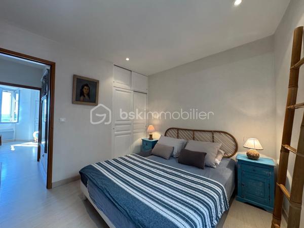 Offrez-vous un cadre de vie unique au cœur de Bonifacio. Découvrez ce superbe appartement lumineux de 2 suites parentales, offrant une vue panoramique imprenable sur la Méditerranée. Un bien alliant élégance, confort et emplacement privilégié, idéal en résidence principale, secondaire ou pour un investissement locatif haut de gamme.

Les atouts qui font la différence

✨ Vue exceptionnelle sur la mer depuis les pièces de vie et une des suites..

🛁 2 salles de bain modernes pour un confort optimal.

🍽️ Cuisine entièrement équipée, ouverte sur un spacieux séjour baigné de lumière.

🌅 Grand espace de vie avec larges baies vitrées offrant un panorama spectaculaire.

🧺 Climatisation, lave-linge, sèche-linge, nombreux équipements : aucun travaux à prévoir.

📍 Emplacement recherché, au coeur de la citadelle, proche du port, des restaurants, des commerces et des plus belles plages de Bonifacio.

Un véritable investissement

Que vous recherchiez un pied-à-terre en Corse ou un bien à forte rentabilité saisonnière, cet appartement répond à toutes les attentes grâce à son emplacement exceptionnel et à ses prestations de qualité.

En exclusivité : possibilité d'acquérir une cave

Un véritable atout supplémentaire : une cave située juste en face de l'appartement est également proposée à la vente. Idéale pour stocker vélos, matériel nautique, valises ou effets personnels, elle apporte un confort rare en centre-ville.

Ne laissez pas passer cette opportunité !

Les biens offrant une telle vue et une telle localisation sont particulièrement recherchés à Bonifacio.

Contactez-nous dès aujourd'hui pour organiser une visite et découvrir ce bien d'exception.