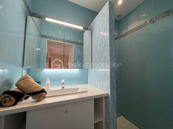 Offrez-vous un cadre de vie unique au cœur de Bonifacio. Découvrez ce superbe appartement lumineux de 2 suites parentales, offrant une vue panoramique imprenable sur la Méditerranée. Un bien alliant élégance, confort et emplacement privilégié, idéal en résidence principale, secondaire ou pour un investissement locatif haut de gamme.

Les atouts qui font la différence

✨ Vue exceptionnelle sur la mer depuis les pièces de vie et une des suites..

🛁 2 salles de bain modernes pour un confort optimal.

🍽️ Cuisine entièrement équipée, ouverte sur un spacieux séjour baigné de lumière.

🌅 Grand espace de vie avec larges baies vitrées offrant un panorama spectaculaire.

🧺 Climatisation, lave-linge, sèche-linge, nombreux équipements : aucun travaux à prévoir.

📍 Emplacement recherché, au coeur de la citadelle, proche du port, des restaurants, des commerces et des plus belles plages de Bonifacio.

Un véritable investissement

Que vous recherchiez un pied-à-terre en Corse ou un bien à forte rentabilité saisonnière, cet appartement répond à toutes les attentes grâce à son emplacement exceptionnel et à ses prestations de qualité.

En exclusivité : possibilité d'acquérir une cave

Un véritable atout supplémentaire : une cave située juste en face de l'appartement est également proposée à la vente. Idéale pour stocker vélos, matériel nautique, valises ou effets personnels, elle apporte un confort rare en centre-ville.

Ne laissez pas passer cette opportunité !

Les biens offrant une telle vue et une telle localisation sont particulièrement recherchés à Bonifacio.

Contactez-nous dès aujourd'hui pour organiser une visite et découvrir ce bien d'exception.